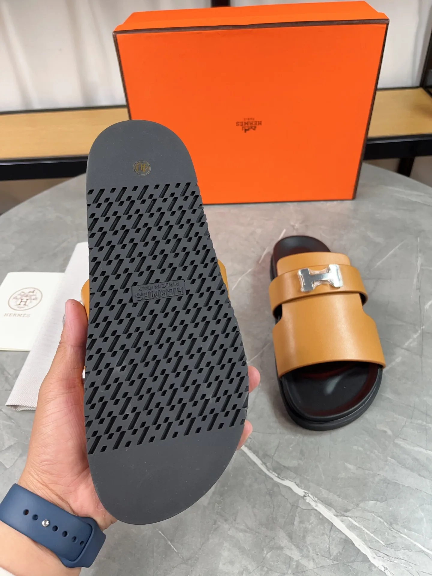 p440🐮🐮H family classic (couples) buckle slippers ✅ Hermes Hermes spring and summer sandals series! Classic style, always popular slippers - sandals, great with any combination! ! ! Upper: imported palmprint PU inner lining: imported mixed sheepskin Outsole: Tpu non-slip and wear-resistant outsole Female size: 35-40 (41 customized) Male size: 39-45 (39.45 customized)